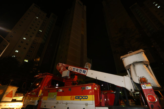 14일 오후 대구시 달성군 다사읍 매곡리 죽곡지구에 있는 한 아파트단지의 불이 꺼져 있다. 이날 오후 7시 8분쯤 이 일대 5개 아파트 단지에서 정전이 발생해 주민들이 불편을 겪었다. 연합뉴스