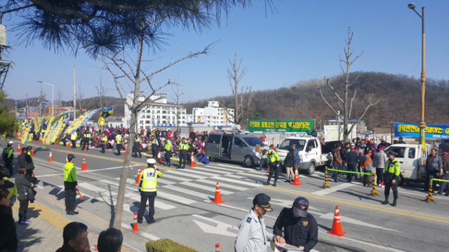 김천시 대덕면 주민들이 지난 16일 김천시청 앞에서 대덕댐 건설 반대 집회를 가졌다. 신현일 기자