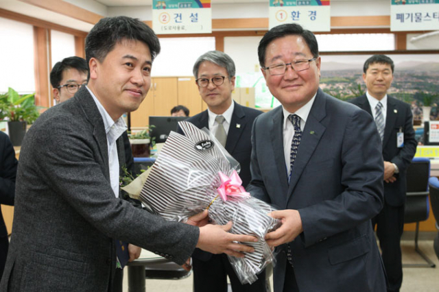 조석(오른쪽) 한수원 사장이 경주시 동천동 주민센터에서 전입신고를 마치고 꽃다발을 받고 있다. 경주시 제공