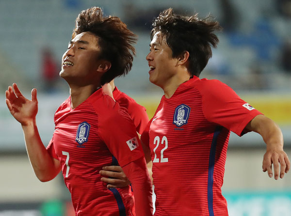 대한민국 올림픽 축구대표팀의 문창진(왼쪽)이 25일 경기도 이천종합운동장에서 열린 알제리와의 1차 평가전에 출전, 두 번째 골을 넣은 뒤 첫 골을 넣은 권창훈과 기쁨을 나누고 있다. 연합뉴스