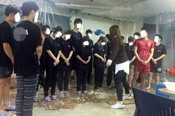 부산 모 대학교의 한 동아리 신입생 환영회에서 선배들이 신입생에게 오물을 섞은 막걸리를 뿌리는 가혹행위를 했다는 주장이 나와 학내가 시끌시끌하고 있다. 사진은 이 학교 페이스북에 공개된 신입생 환영회 모습. 연합뉴스