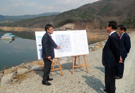 25일 유한식(왼쪽 두 번째) 한국농어촌공사 상임감사가 문경 경천저수지 현장을 방문해 업무보고를 받고 있다. 한국농어촌공사 문경지사 제공