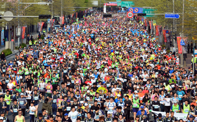 2016 대구국제마라톤대회가 내달 3일 오전 8시 대구 중구 국채보상운동기념공원 일대에서 열린다. 사진은 2013년 대구국제마라톤대회모스.매일신문 D/B