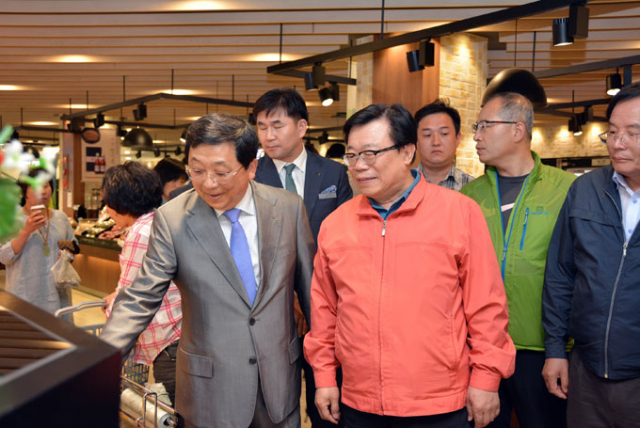 이동필(앞줄 두 번째) 농식품부 장관이 지난해 대백프라자를 찾아 