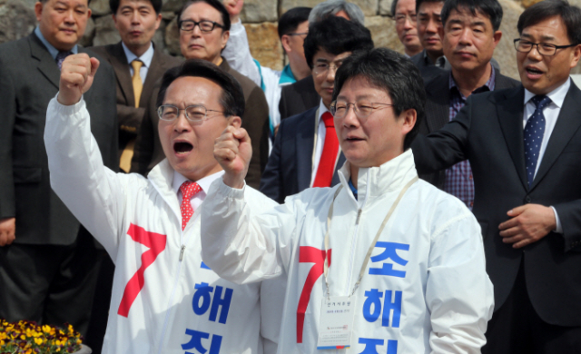 주먹 쥐고 구호 외치는 유승민·조해진 (밀양=연합뉴스)