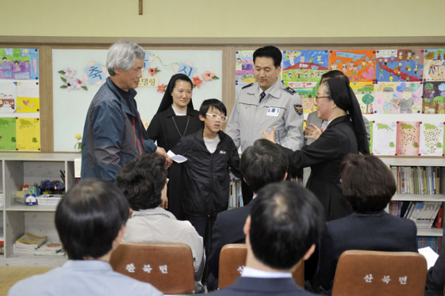 지난 20일 산북햇살나무 아동센터에서 리모델링 축복식이 진행되고 있다. 산북햇살나무 아동센터 제공