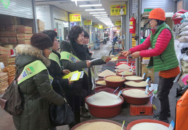 명예감시원들이 전통시장에서 상점 주인을 상대로 원산지 표시 교육을 벌이고 있다. 국립농산물품질관리원 제공