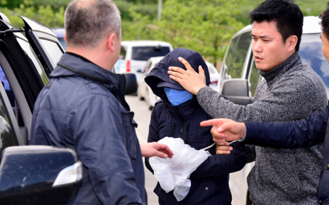 3일 오후 의성군 다인면에서 보험금을 노린 아내에게 남편의 청부살해 부탁을 받고 범행을 저지른 E(56) 씨가 현장검증을 하고 있다. E씨는 지난 2003년 숨진 A씨의 아내 B(65) 씨와 공모해 자신의 화물차로 박씨 남편을 차로 쳐 숨지게 했다. 김영진 기자 kyjmaeil@msnet.co.kr