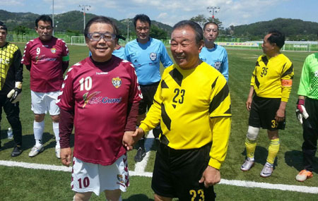 11일 상주에서 열린 2016 경북어르신생활체육대회 구미시와 상주시의 축구경기에서 선수로 나선 남유진(왼쪽) 구미시장과 김성환 상주시체육회 공동 회장이 경기에 앞서 포즈를 취했다. 경북체육회 제공