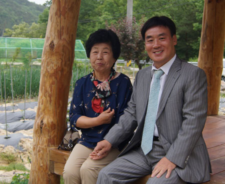 강신기 경북도교육청 교육시설과장이 9일 50년 만에 은사인 마기혜 선생님을 만나 손을 잡고 활짝 웃고 있다. 전병용 기자 yong126@msnet.co.kr