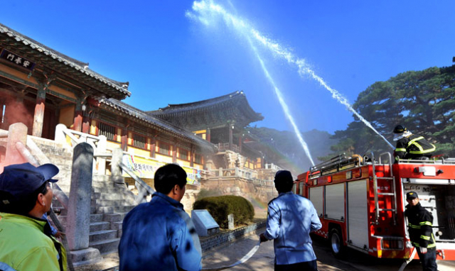 전국에서 가장 많은 전통사찰을 보유한 경상북도가 전통사찰 방재 시스템 구축 등 다양한 보존 사업을 전개하고 있다. 경주 불국사에서 열린 화재진압 훈련. 매일신문 DB