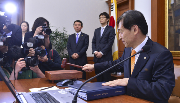 이주열 한국은행 총재가 13일 오전 서울 중구 한국은행에서 열린 금융통화위원회에 참석해 개회를 알리는 의사봉을 두드리고 있다. 연합뉴스