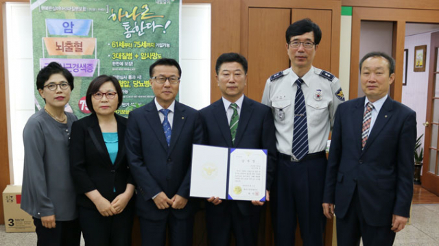 고산농협 신매지점 우희송(오른쪽 세 번째) 과장이 보이스피싱을 예방해 고객 예금 7천만원을 안전하게 지킨 공로를 인정받아 10일 대구지방경찰청으로부터 감사장을 받았다.