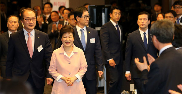 박근혜 대통령이 13일 세종문화회관에서 열린 제35회 스승의 날 기념식에 참석하고 있다./연합뉴스