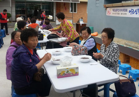 꼬꼬반점에서 제공한 자장면을 어르신들이 맛있게 먹고 있다.