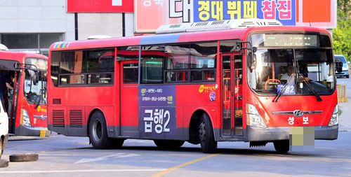 22일 오후 대구 북구 칠곡경북대학교병원 후문에 위치한 버스 회차 지점으로 버스가 차로를 다 가로막은 채 차고지로 들어가고 있다. 김영진 기자 kyjmaeil@msnet.co.kr