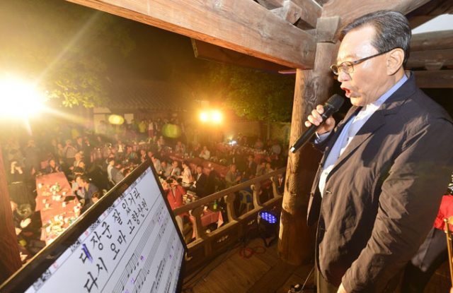 21일 대구 달성군 화원읍 남평 문씨 세거지 광거당 앞뜰에서 열린 고택음악회에서 문희갑 전 대구시장이 노래를 부르고 있다. 성일권 기자 sungig@msnet.co.kr