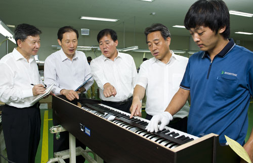 디지털 피아노 전문생산 기업인 (주)다이나톤은 한국산업단지공단 기업성장지원센터 컨설팅을 통해 제2의 도약기를 맞을 수 있었다. 컨설팅 팀과 다이나톤의 이진영(가운데) 대표 및 도상인(오른쪽에서 두 번째) 전무. 다이나톤 제공