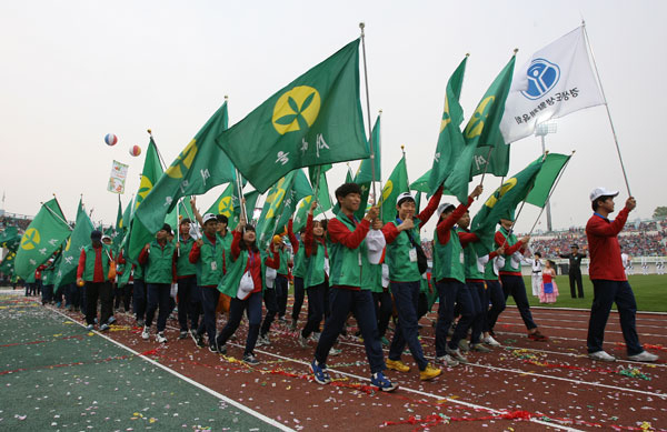 2016 전국생활체육대축전이 26~29일 서울시에서 열린다. 사진은 지난해 대축전 때 경상북도 선수단이 새마을기를 들고 입장하는 모습. 경북체육회 제공