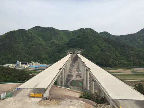 도청을 이전한 경북도는 한반도 허리 경제권을 들고 나왔다. 도청 신도시가 행정중심복합도시 세종시와 어깨를 나란히 하며 북위 36도선에 새로운 발전축을 만들어낸다는 것이다. 한반도 허리 경제권 실현의 최우선과제는 교통망 확충이라고 보고 경북도는 다양한 사업을 벌이고 있다. 사진은 올해 개통되는 동서4축(상주~영덕) 고속도로 공사 현장. 경북도 제공