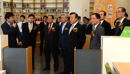 3일 열린 한국전력기술(주) 열린도서관 개관식에서 참석자들이 도서관을 둘러보고 있다. 한전기술 제공