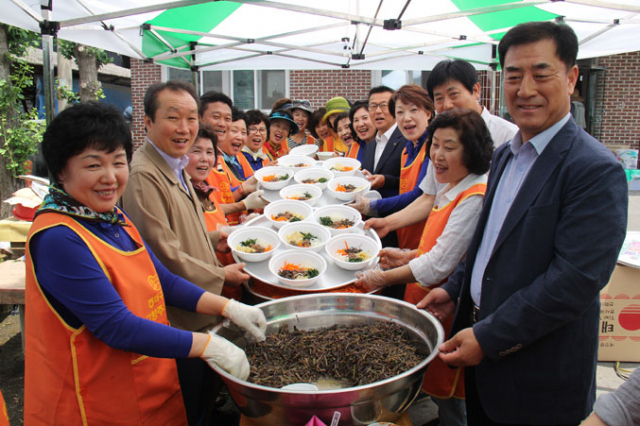 농협 직원들과 고향주부모임 회원들이 중식 지원사업에 쓰일 비빔밥을 준비한 후 기념촬영을 하고 있다.(왼쪽 두 번째부터 제갈이술 고산농협 조합장, 송귀연 고향주부모임 대구시지회 회장, 이원수 우리농업지키기운동 대구본부장) 대구농협 제공