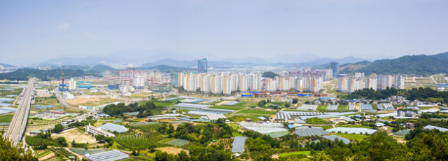 김천 율곡동 일대에 자리 잡은 혁신도시 전경. 운남산, 율곡천 등 맑고 쾌적한 터에 자리한 환경 친화적인 생태도시다. 경북도 제공