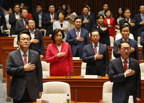 새누리당 정진석 원내대표와 김도읍 원내수석부대표, 의원들이 9일 오전 국회에서 열린 의원총회에서 국기에 대한 경례를 하고 있다. 이날 의원총회에서는 20대 국회 새누리당 몫 국회부의장 후보를 선출했다. 연합뉴스