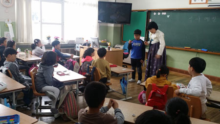 대구 남산초등학교 학생들이 학교에서 예절 지도사로부터 식사 예절에 대해 공부하고 있다. 음식을 먹을 때는 작은 소리로 말하고, 먹을 만큼만 덜어 먹는 작은 실천을 통해 학생들은 다른 사람을 배려하는 마음을 배우게 된다. 남산초 제공