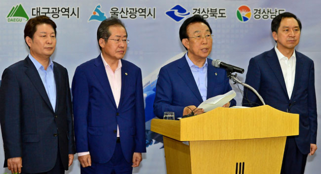 대구와 경북, 경남, 울산 등 4개 시도지사가 14일 오후 밀양시청에서 영남권 신공항 사전타당성 연구용역과 관련 기자회견을 열고 영남권 신공항 입지 결정과 관련된 호소문을 발표하고 있다. 왼쪽부터 권영진 대구시장, 홍준표 경남도지사, 김관용 경북도지사, 김기현 울산시장. 정운철 기자 woon@msnet.co.kr