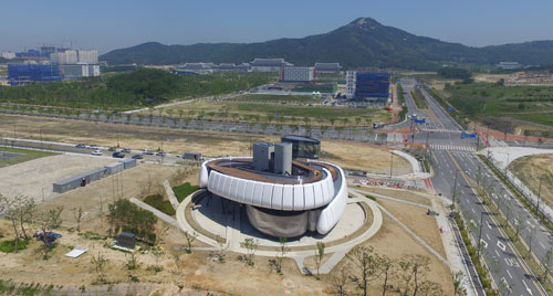 경상북도개발공사가 도청신도시 1단계 조성사업을 성공적으로 마무리하고 2027년까지 명품도시 건설을 위한 기반 마련에 모든 역량을 집중하고 있다. 8월 개관 예정인 명품 홍보관 위쪽으로 도청 신청사와 검무산이 나란히 자리하고 있다. 장성혁 기자 (드론 촬영)