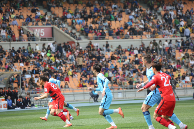 대구FC가 홈 경기 관중 유치와 잔디 관리 능력을 인정받아 한국프로축구연맹으로부터 3개 상을 받는다. 사진은 지난 4월 10일 대구스타디움에서 열린 대구FC의 홈 개막전 경기 모습. 한국프로축구연맹 제공