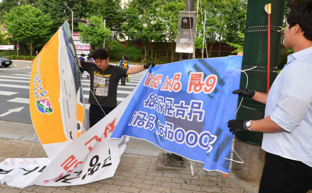 영남권 신공항 건설 백지화 발표 후 22일 대구 달서구 월성동 도로변에서 달서구청 관계자들이 영남권 신공항 유치 염원을 담은 현수막을 철거하고 있다. 정운철 기자 woon@msnet.co.kr