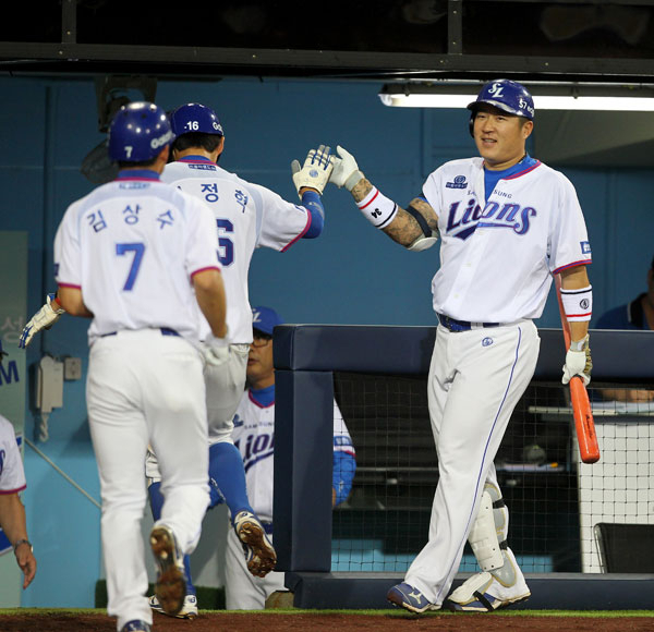 24일 대구삼성라이온즈파크에서 열린 삼성 라이온즈와 kt 위즈의 경기 5회말 1사 2, 3루에서 삼성 박해민의 2타점 역전 적시타로 홈을 밟은 김정혁과 김상수가 대기 타석 최형우의 환영을 받고 있다. 삼성 라이온즈 제공