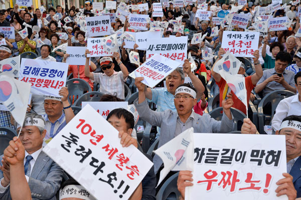 영남권 신공항 무산을 규탄하는 집회가 25일 오후 대구 중구 동성로 대구백화점 앞 광장에서 열렸다. 현장에 모인 2천여 명의 시민들이 