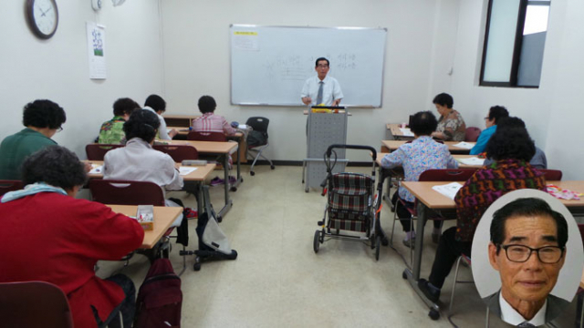 초등학교 교감으로 퇴직한 뒤에도 활발한 교육 봉사를 펼치는 하도성 씨가 수성도서관에서 한글을 가르치고 있다. 사진 아래 원안 하도성씨.