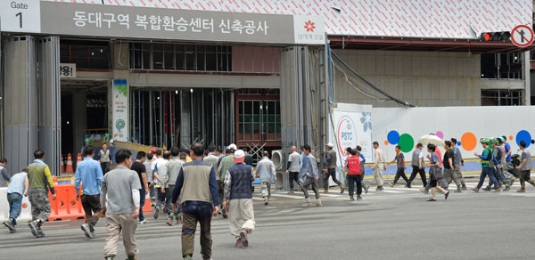 19일 오전 동대구역복합환승센터 공사장 작업자들이 인근 상가에서 점심식사를 마친 후 복귀하고 있다. 우태욱 기자 woo@msnet.co.kr