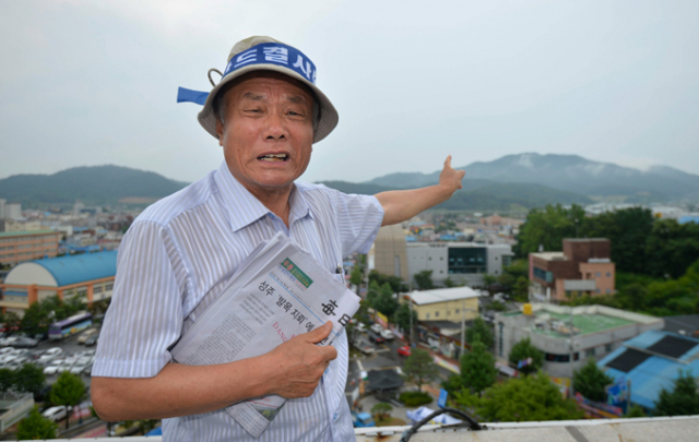 성주 토박이 매일신문 독자 설칠덕 씨가 25일 성주군청 옥상에 올라 성산포대 쪽을 가리키며 사드 배치는 있을 수 없는 일이라 힘주어 말하고 있다. 우태욱 기자 woo@msnet.co.kr