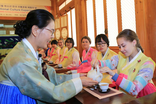 올 3월 용산중학교와 미국의 애씨크릭중학교 학생 65명이 병암서원을 찾아 한국전통문화체험을 하고 있다. 달서구청 제공