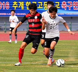 2016년 추계 한국고등학교 축구연맹전 대구공고 대 마산공고의 개막경기에서 몸싸움을 하고 있는 모습. 이날 대구공고가 1대0으로 승리했다. 합천군 제공