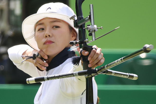 가뿐히 16강에 안착한 여자 양궁 장혜진 선수. 연합뉴스