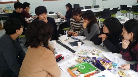 구미봉곡초 전체 교사들이 모여 교육과정 재구성을 위한 워크숍을 벌이고 있다. 구미봉곡초 제공