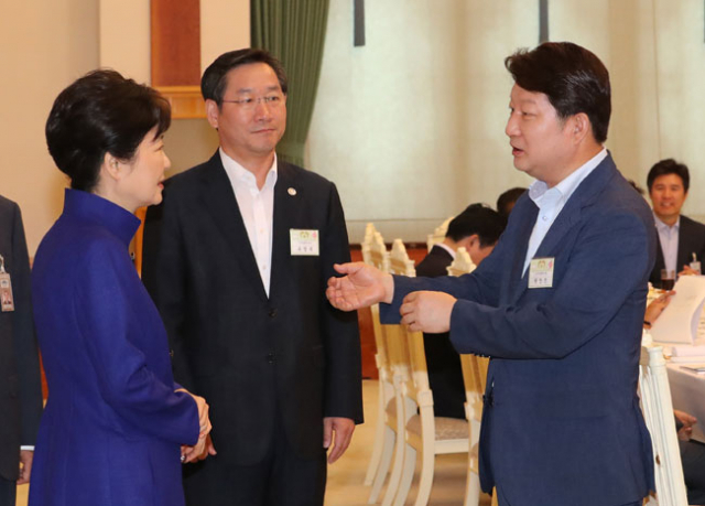 17일 청와대에서 열린 전국 시도지사 오찬간담회에서 권영진(오른쪽) 대구시장이 박근혜 대통령과 이야기를 나누고 있다. 연합뉴스