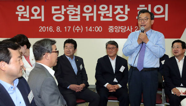 새누리당 이정현 대표가 17일 오후 서울 여의도 당사에서 열린 원외당협위원장 회의에서 인사말을 하고 있다. 연합뉴스