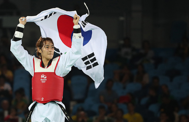 한국 여자 태권도 대표팀의 김소희가 17일 오후(현지시간) 브라질 리우데자네이루 올림픽파크 카리오카 아레나3에서 열린 2016 리우올림픽 태권도 여자 49㎏급 결승에서 티야나 보그다노비치(세르비아)를 꺾고 금메달을 차지한 뒤 환호하고 있다. 연합뉴스