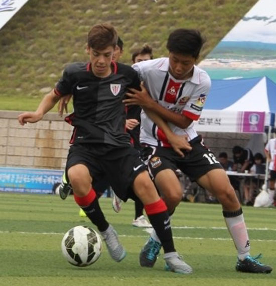 스페인 AT 빌바오와 서울 오산중이 맞붙은 지난해 U-15 국제축구대회 결승전. 영덕군 제공