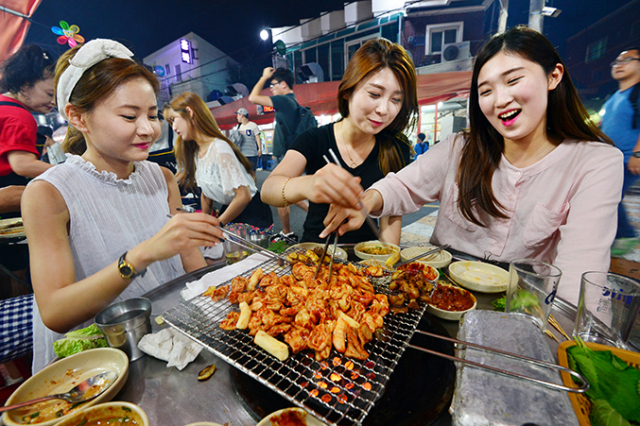 지난해 곱창 축제를 앞두고 대구 남구 대명동 안지랑 곱창골목에서 곱창의 구수한 풍미를 즐기고 있는 시민들. 매일신문 D/B