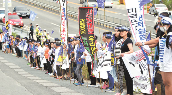 성주군민 3천500여 명이 27일 오후 성산포대~성주군청(2.6㎞) 구간에서 사드 반대와 평화기원을 염원하며 손에 손을 잡고 