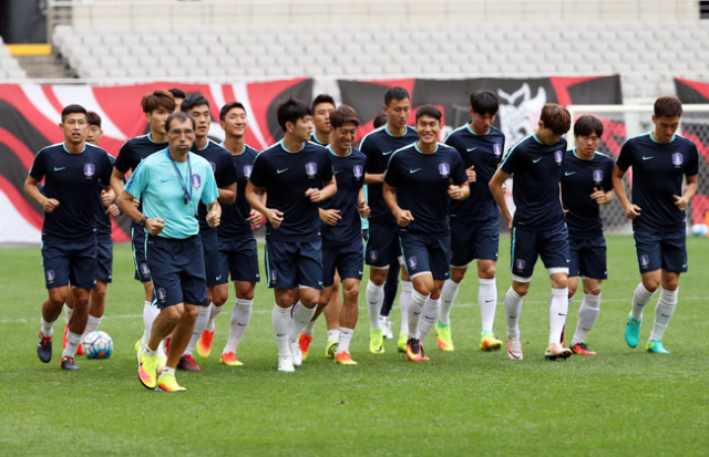 축구 국가대표팀 선수들이 2018 러시아 월드컵 최종예선 중국전을 앞둔 29일 서울월드컵경기장에서 공개 훈련을 하고 있다. 연합뉴스