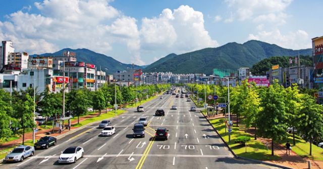 회색 공단 도시 구미가 자연과 인간, 첨단산업이 함께 어우러진 녹색도시로 바뀌었다. 사진은 인동도시숲 전경.